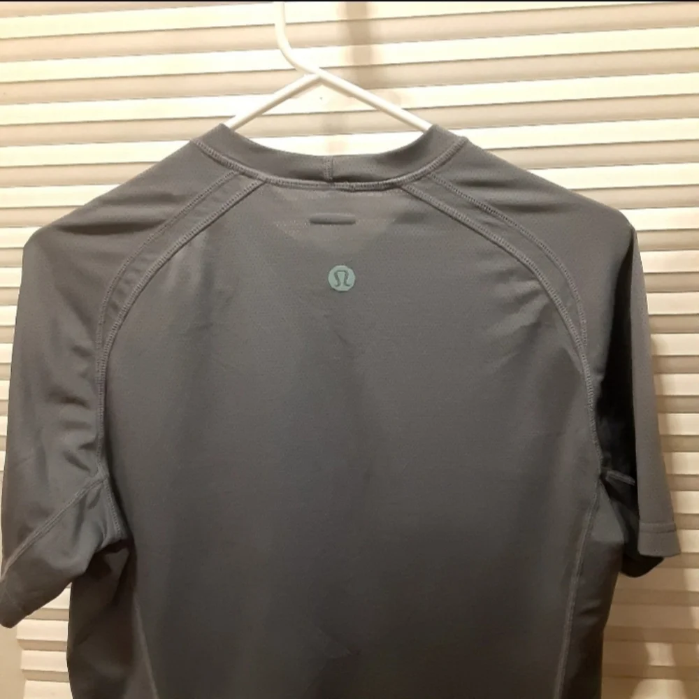 Lululemon athletica  unisex shirt. Size medium . Gray color - Picture 8 of 9